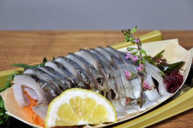 Shimesaba (sirkeli uskumru sashimi) Tokyo, Japonya 'da bir süpermarketten satın alınmıştır.