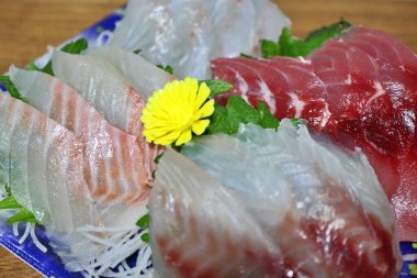 Tokyo, Japonya 'da bir süpermarketten alınmış çeşit çeşit Nagasaki saşimi tabağı.