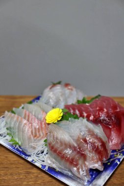 Tokyo, Japonya 'da bir süpermarketten alınmış çeşit çeşit Nagasaki saşimi tabağı.