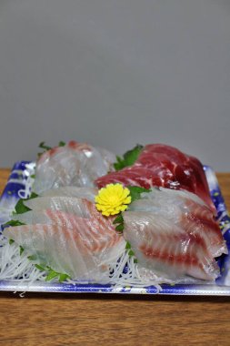 Tokyo, Japonya 'da bir süpermarketten alınmış çeşit çeşit Nagasaki saşimi tabağı.