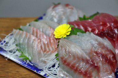 Tokyo, Japonya 'da bir süpermarketten alınmış çeşit çeşit Nagasaki saşimi tabağı.