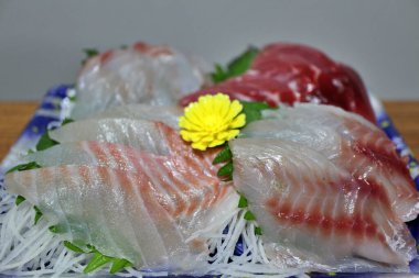 Tokyo, Japonya 'da bir süpermarketten alınmış çeşit çeşit Nagasaki saşimi tabağı.