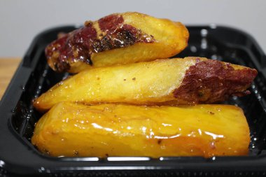 Daigaku-imo (kızarmış patates) Tokyo, Japonya 'da bir süpermarketten satın alındı.