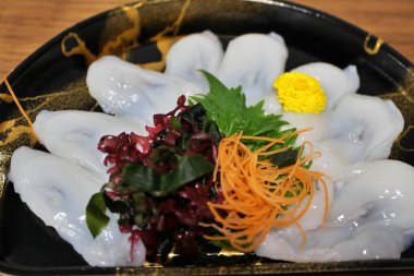 Mizudako (dev Pasifik ahtapotu) sashimi Tokyo, Japonya 'da bir süpermarketten satın alınmıştır.