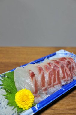 Madai (kırmızı deniz kabuğu) sashimi Japonya, Tokyo 'da bir süpermarketten satın alınmıştır.