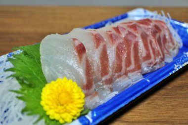 Madai (kırmızı deniz kabuğu) sashimi Japonya, Tokyo 'da bir süpermarketten satın alınmıştır.