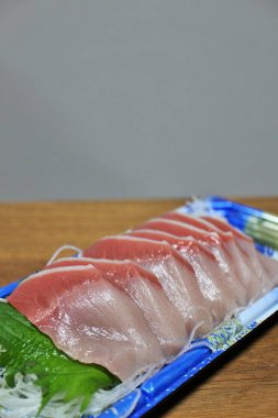 Sarı kuyruklu saşimi Tokyo, Japonya 'da bir süpermarketten alınmış.