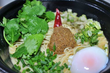 Yemek teslimatı: dandan erişte çorbası (Çin mutfağı)