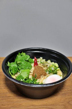 Yemek teslimatı: dandan erişte çorbası (Çin mutfağı)