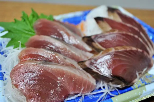 Katsuo tataki (kurutulmuş bonito sashimi) ve katsuo sashimi Tokyo, Japonya 'da bir süpermarketten satın alınmıştır.