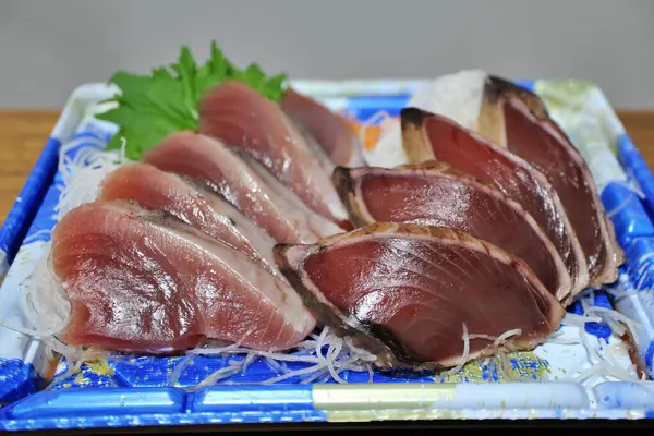 Katsuo tataki (kurutulmuş bonito sashimi) ve katsuo sashimi Tokyo, Japonya 'da bir süpermarketten satın alınmıştır.