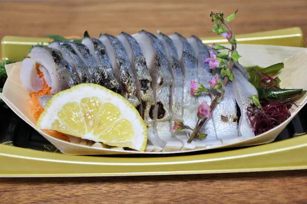 Shimesaba (sirkeli uskumru sashimi) Tokyo, Japonya 'da bir süpermarketten satın alınmıştır.