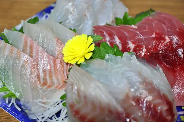 Tokyo, Japonya 'da bir süpermarketten alınmış çeşit çeşit Nagasaki saşimi tabağı.