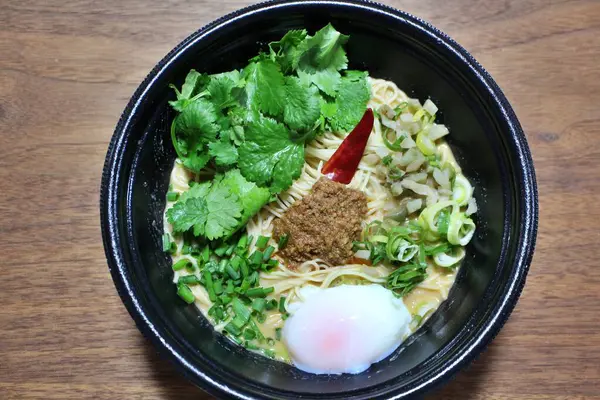 Yemek teslimatı: dandan erişte çorbası (Çin mutfağı)