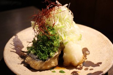 Japon mutfağı: sawara (Japon İspanyol uskumrusu) karaage with ponzu sos in Kurashiki, Japan