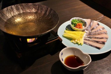 Japon mutfağı: sawara (Japon İspanyol uskumrusu) ve Kurashiki, Japonya 'da sarı soğanlı shabu-shabu.