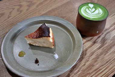 Kurashiki, Japonya 'da Basklı cheesecake ve sıcak matcha latte.