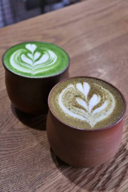 Kurashiki, Japonya 'da sıcak matcha latte ve hojicha çayı.