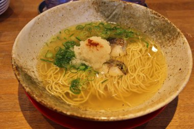 Japonya Kurashiki 'de rendelenmiş daikon turplu Japon uskumrusu.