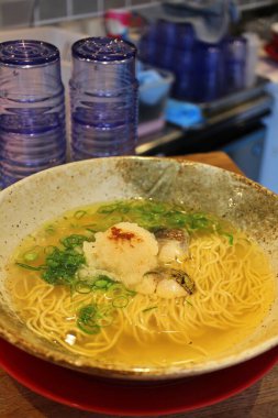 Japonya Kurashiki 'de rendelenmiş daikon turplu Japon uskumrusu.