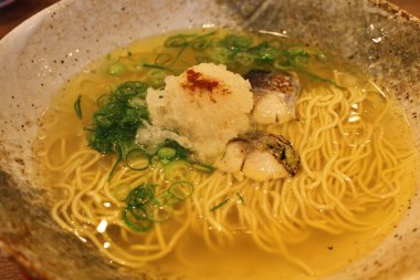 Japonya Kurashiki 'de rendelenmiş daikon turplu Japon uskumrusu.