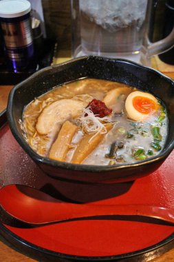 Niboshi (kurutulmuş sardalya) Japon Kurashiki 'de baharatlı miso ile ramen
