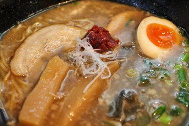 Niboshi (kurutulmuş sardalya) Japon Kurashiki 'de baharatlı miso ile ramen