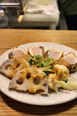 Japon mutfağı: sawara (Japon İspanyol uskumrusu) Japonya 'nın Kurashiki şehrinde sarı soğan sosu ve renkon (lotus kökleri) ile nadir pirzola.