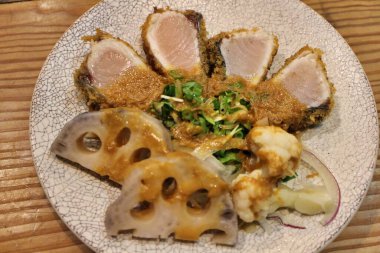 Japon mutfağı: sawara (Japon İspanyol uskumrusu) Japonya 'nın Kurashiki şehrinde sarı soğan sosu ve renkon (lotus kökleri) ile nadir pirzola.