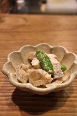 Japon mutfağı: Kurashiki, Japonya 'da baharatlı susamlı tavuk ve nilüfer kökü.