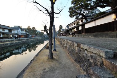 Japonya 'daki Kurashiki Bikan Tarihi Mahallesi' nde (eski kasaba) alacakaranlık
