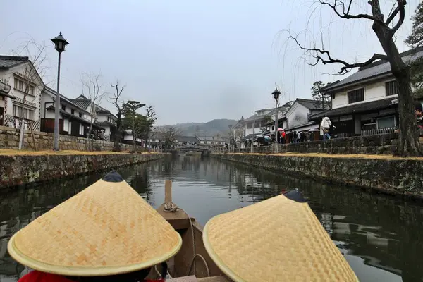 Şehir manzarası Japonya 'nın Kurashiki Bikan Tarihi Bölgesi' nde (eski kasaba) bir tekneden izlendi