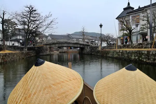 Şehir manzarası Japonya 'nın Kurashiki Bikan Tarihi Bölgesi' nde (eski kasaba) bir tekneden izlendi