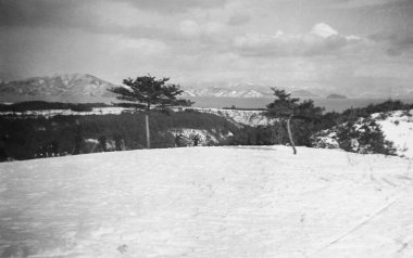 Biwa Gölü 'nün eski bir fotoğrafı Hakodateyama Kayak Merkezi' nden gösterildi. Takashima City, Shiga Bölgesi, Japonya - 1935-1944