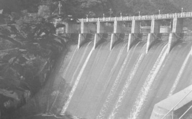 Bir zamanlar Uji City, Kyoto, Japonya 'da bulunan Seta Nehri' nde (Uji Nehri) bulunan Omine Barajı 'nın klasik fotoğrafı - 1935-1944