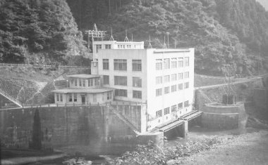 Bir zamanlar Uji City, Kyoto, Japonya 'da bulunan Seta Nehri' nde (Uji Nehri) bulunan Omine Barajı 'nın klasik fotoğrafı - 1935-1944