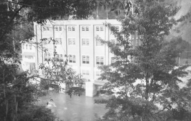 Shizugawa Hidroelektrik Santrali 'nin bir zamanlar Uji City, Kyoto, Japonya' da bulunan Seta Nehri (Uji Nehri) üzerinde bulunan klasik fotoğrafı - 1935-1944