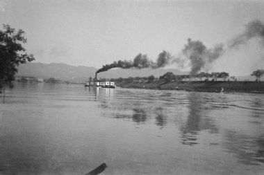 Japonya 'nın Kyoto kentindeki Uji Nehri üzerindeki bir buharlı vapurun (kürek vapuru) antika fotoğrafı - 1935-1944
