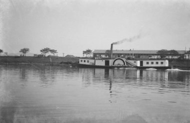 Japonya 'nın Kyoto kentindeki Uji Nehri üzerindeki bir buharlı vapurun (kürek vapuru) antika fotoğrafı - 1935-1944
