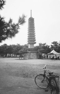 Uji, Kyoto, Japonya 'daki 13 katlı taş pagoda' nın klasik fotoğrafı - 1935-1944