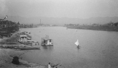 Japonya 'nın Kyoto kentindeki Uji Nehri' ndeki küçük teknelerin eski fotoğrafları - 1935-1944