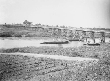 Yawata City, Kyoto, Japonya 'daki Kizu Nehri üzerinde yüzen bir köprünün (alçak su geçidi) eski bir fotoğrafı - 1935-1944