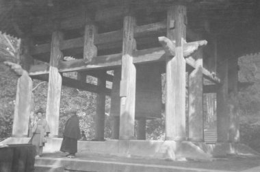 Kyoto, Japonya 'daki Chion-in Tapınağı' nın Büyük Çan Kulesi 'nin eski fotoğrafı - 1935-1944