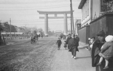Jingu-dori Caddesi 'nin ve Kyoto, Japonya' daki Heian Tapınağı 'nın büyük torii kapısının klasik fotoğrafı - 1935-1944