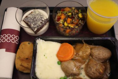 Ekonomi sınıfı yemek: köfte ve patates püresi.