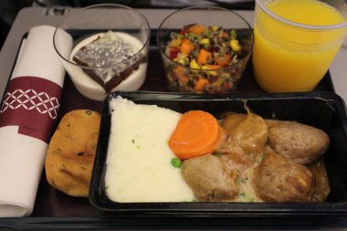 Ekonomi sınıfı yemek: köfte ve patates püresi.