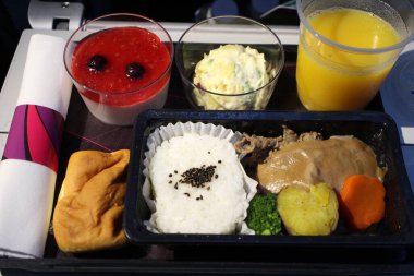 Ekonomi sınıfı yemeği: sığır eti kasesi