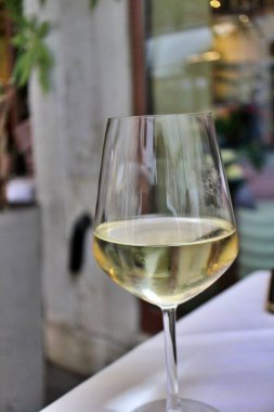 İtalya Venedik 'te beyaz İtalyan şarabı