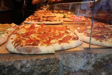 İtalya 'nın Venedik kentindeki bir vitrinde çeşitli İtalyan pizzaları sergilenmektedir.