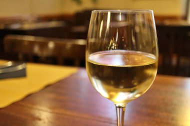 İtalya Venedik 'te beyaz İtalyan şarabı